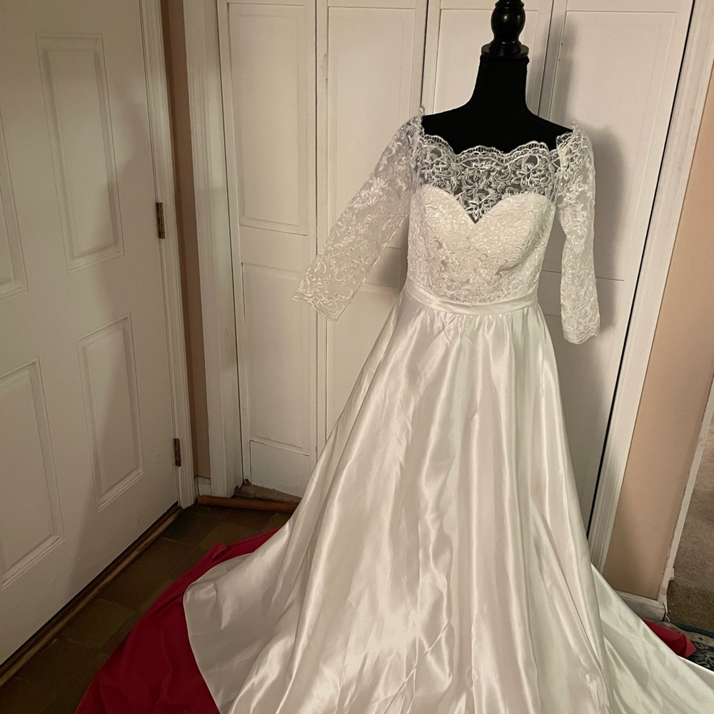 NEW Satin A Line Princess Wedding Dress //Smoke free home